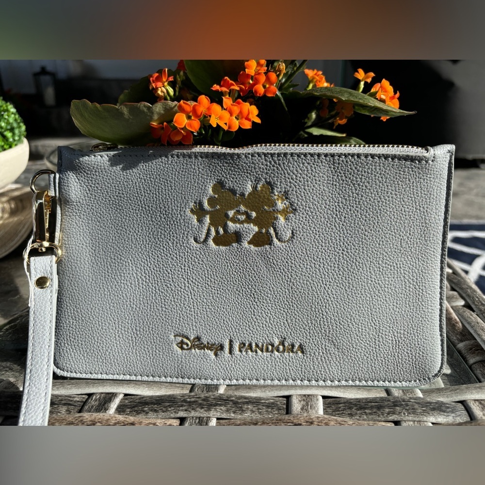 🍀Disney xPandora Wristlet/Pouch - Picture 1 of 4